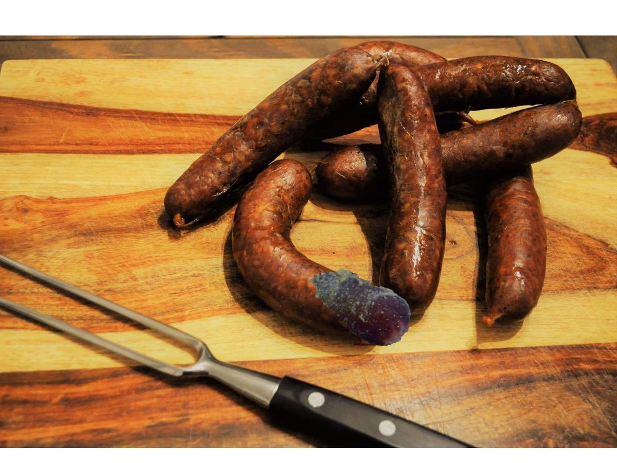<p>Je pense qu'il s'agit de l'extrémité d'un chorizo des mers, espèce grégaire qui vit en chapelet de plusieurs 10N d'individus parfois. Le chorizo...