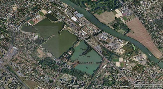 Voici une vue aérienne. Nous plongeons dans la partie la plus en haut de l'image.<br />le lac peu communiquer avec la Seine par une écluse à priori...